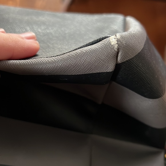 Tommy Hilfiger purse - Picture 4 of 4